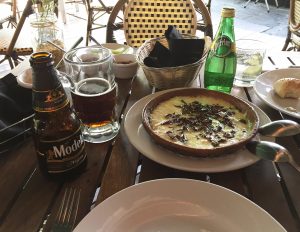 Queso fundido con chapulines y mezal